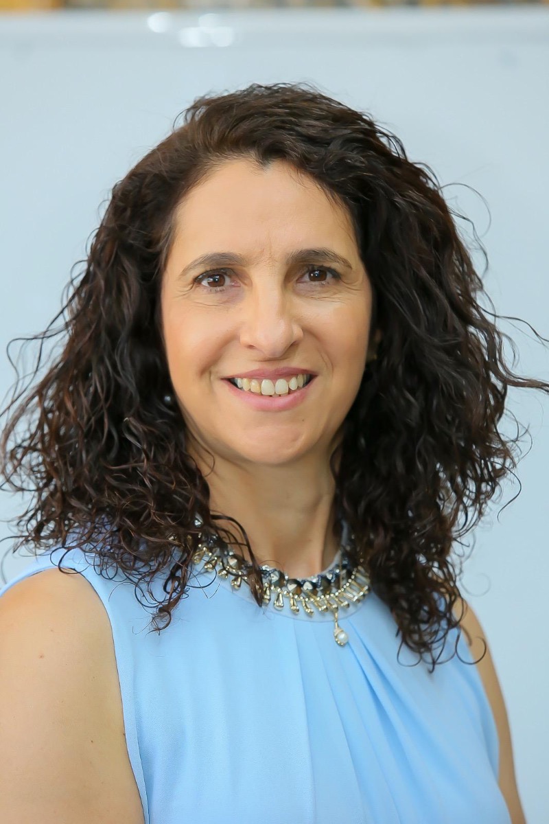 מורה מול מסך מחשב בחיפוש משרת מילוי מקום